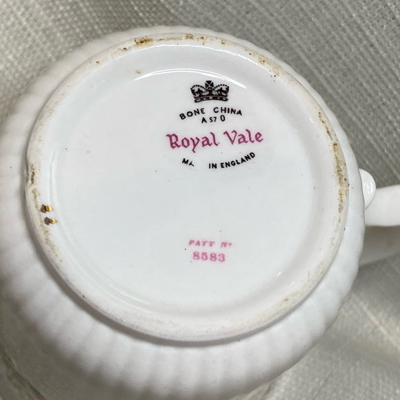 Vintage 1970’s Royal Vale Cabbage Roses Cup Mug Pattern No 8583 - Picture 4 of 4